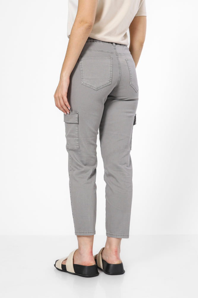 מכנס קרגו גיזרת סלים בצבע אפור