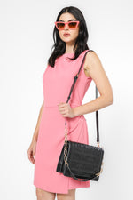 שמלה ללא שרוולים עם קפלים בצבע ורוד