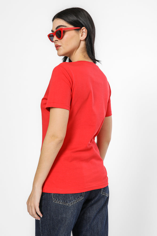 טישירט וי צוארון קונטרסטי בצבע אדום