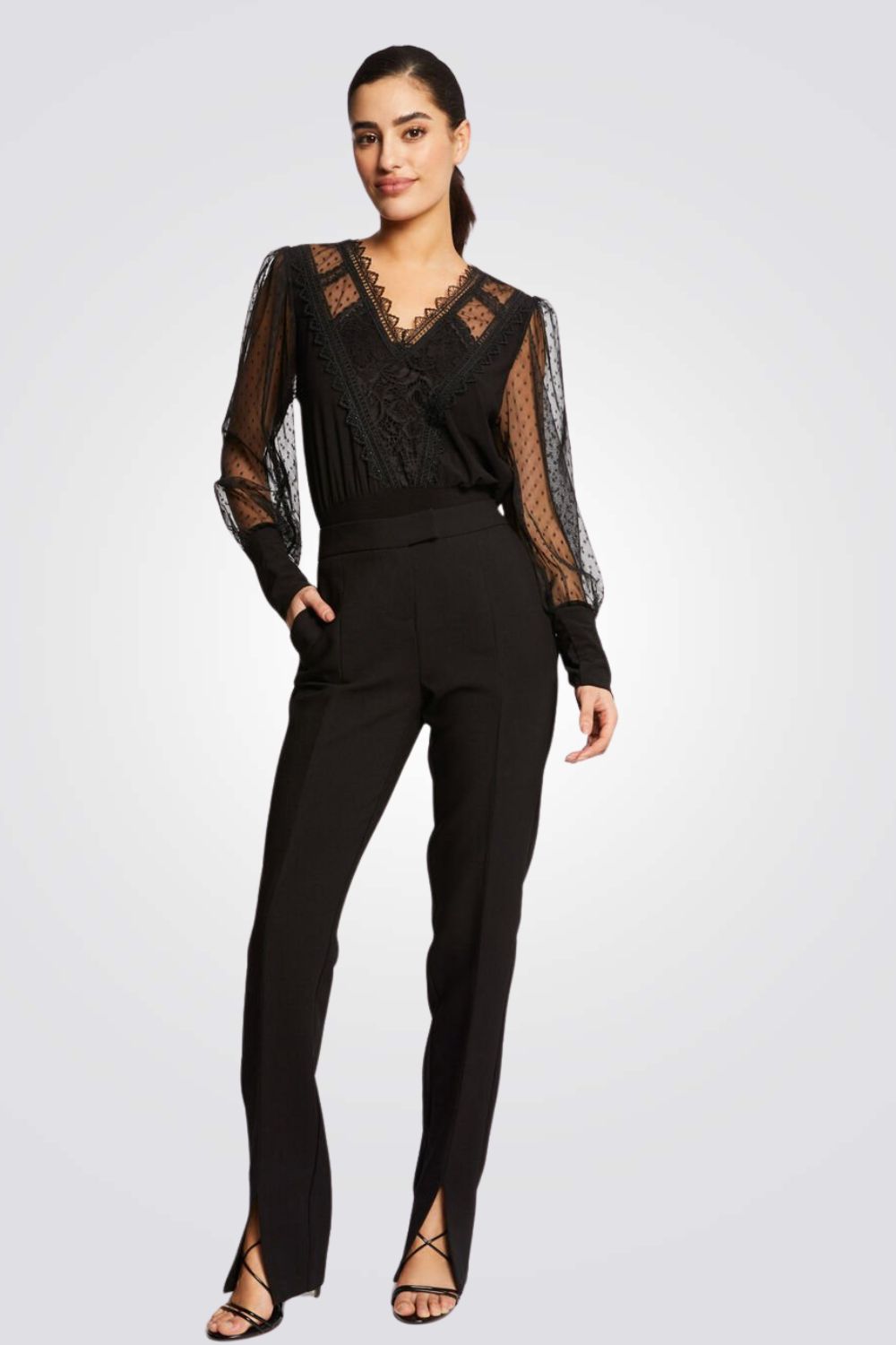 חולצת בשילוב תחרה בצבע שחור