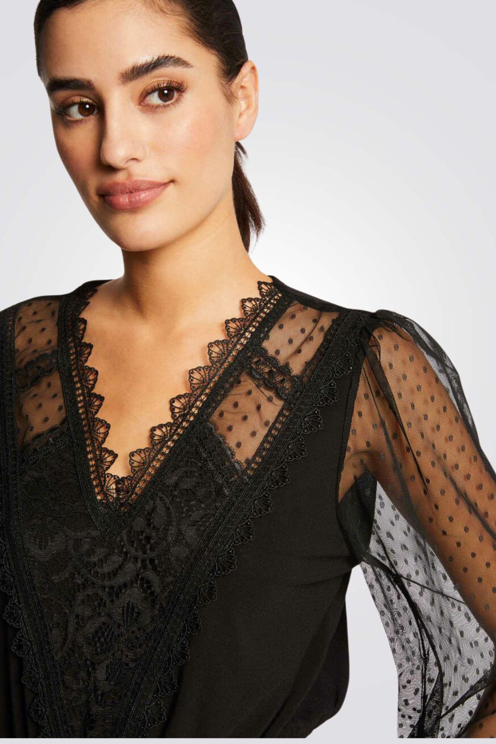 חולצת בשילוב תחרה בצבע שחור