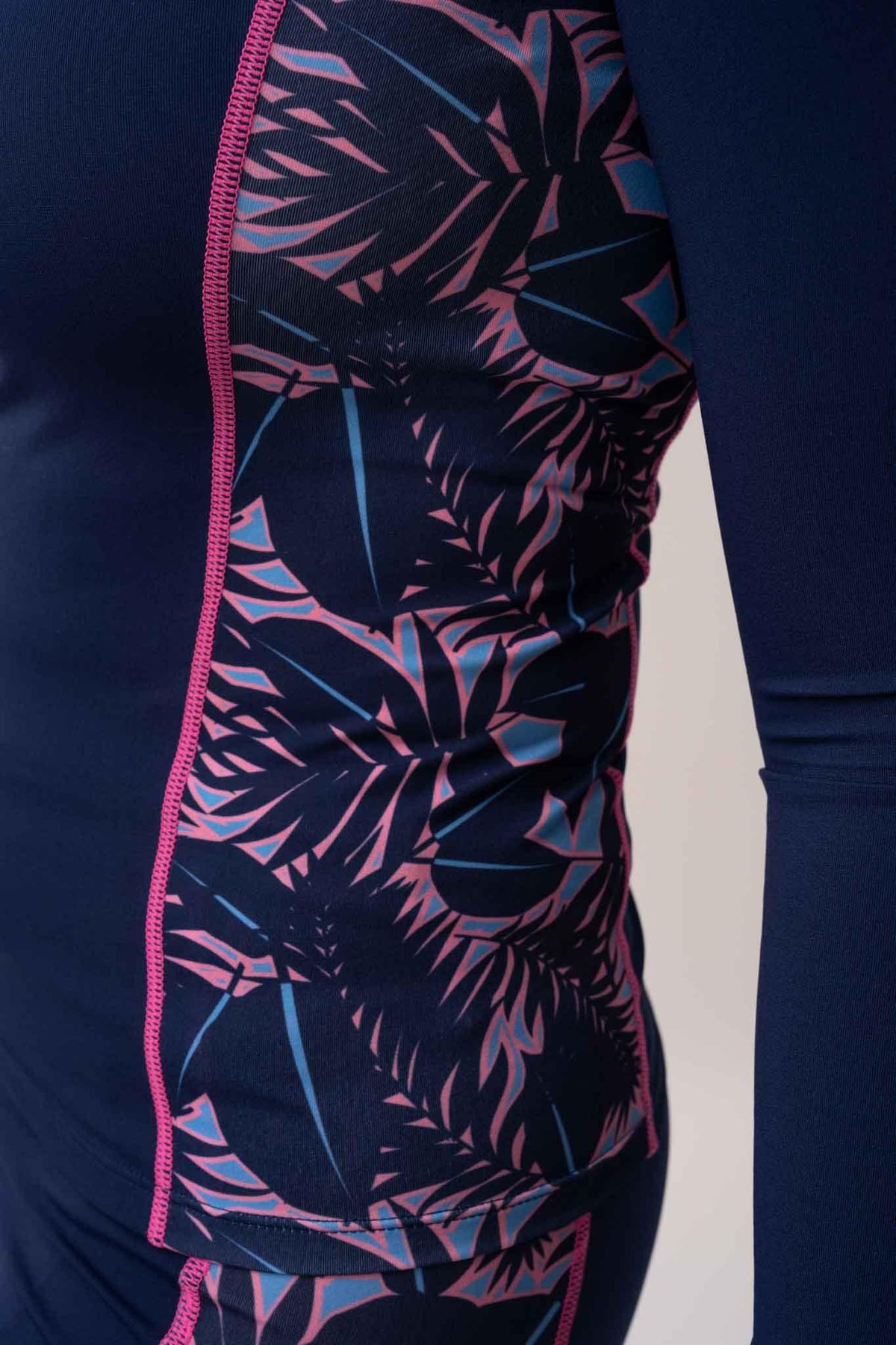 חולצת שחייה שרוול ארוך לנשים בצבע כחול וורוד - MASHBIR//365