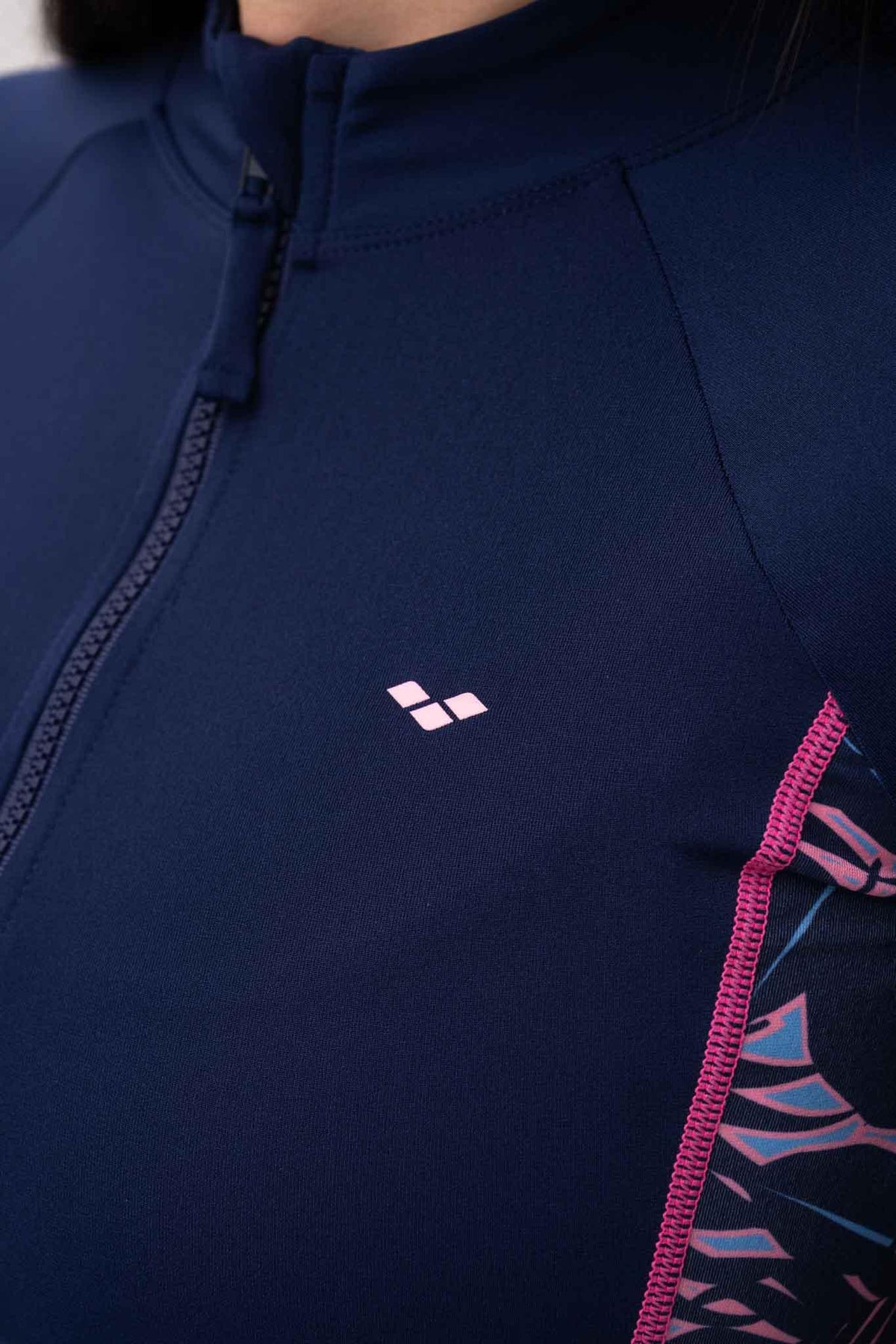 חולצת שחייה שרוול ארוך לנשים בצבע כחול וורוד - MASHBIR//365