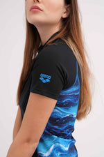 חולצת שחייה לנשים בצבע שחור וכחול - MASHBIR//365