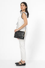 גופיה צווארון קונטרסטי בצבע לבן