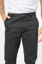 מכנס צ'ינו קלאסי כותנה לייקרה בצבע שחור