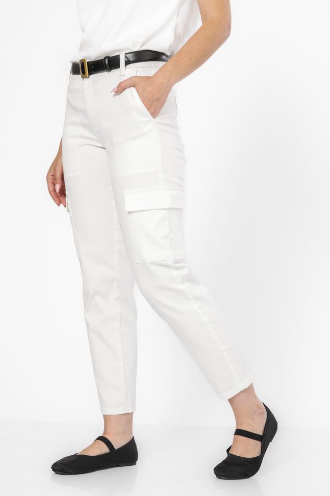 מכנס קרגו גיזרת סלים בצבע לבן