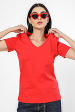 טישירט וי צוארון קונטרסטי בצבע אדום
