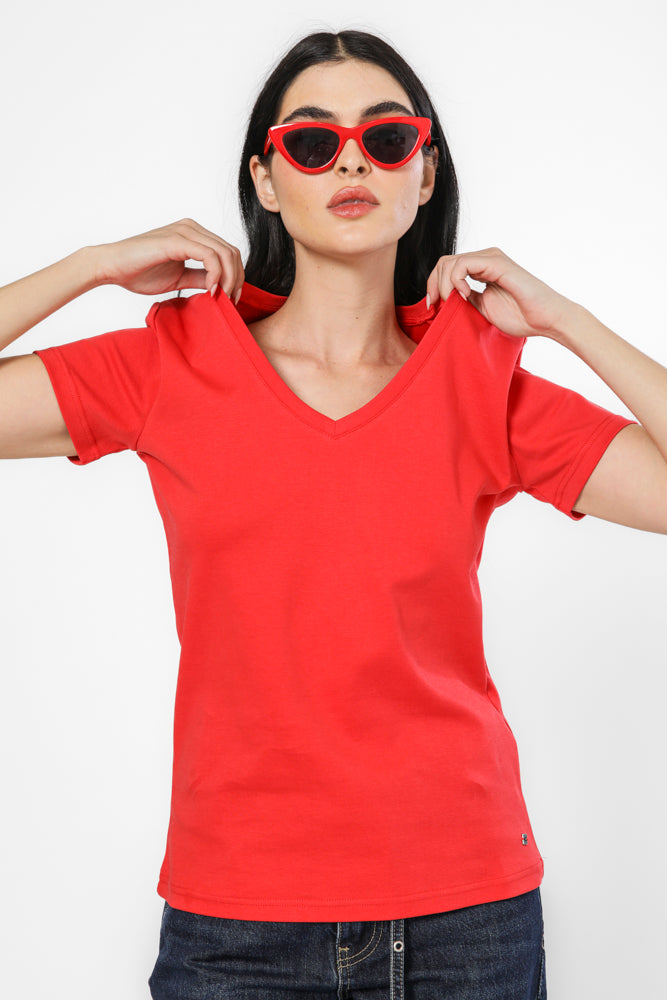 טישירט וי צוארון קונטרסטי בצבע אדום