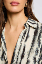 חולצה מכופתרת בהדפס