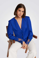 חולצה מכופתרת סאטן בצבע כחול 