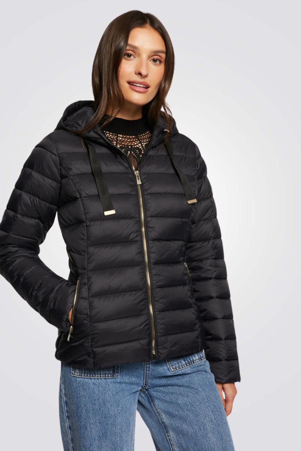 מעיל מרופד עם קפוצ'ון בצבע שחור