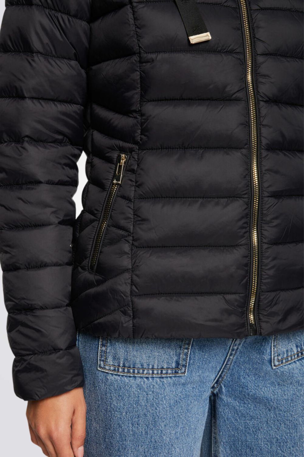 מעיל מרופד עם קפוצ'ון בצבע שחור