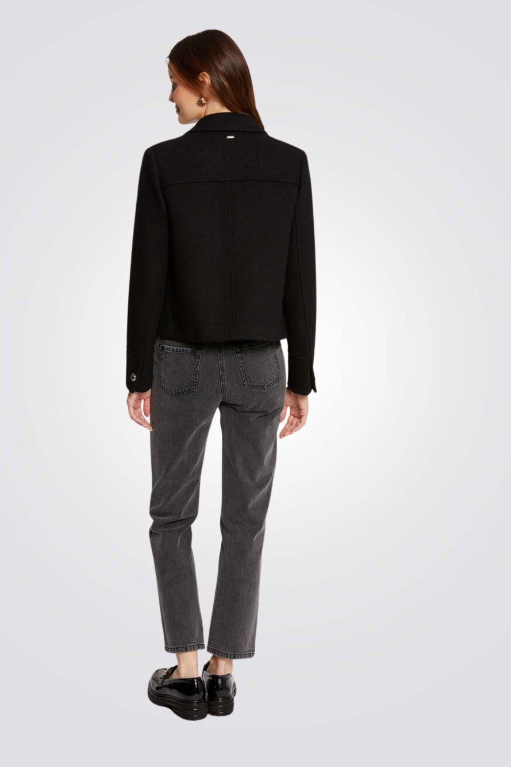 ג'קט כתפיות מרופדות בצבע שחור