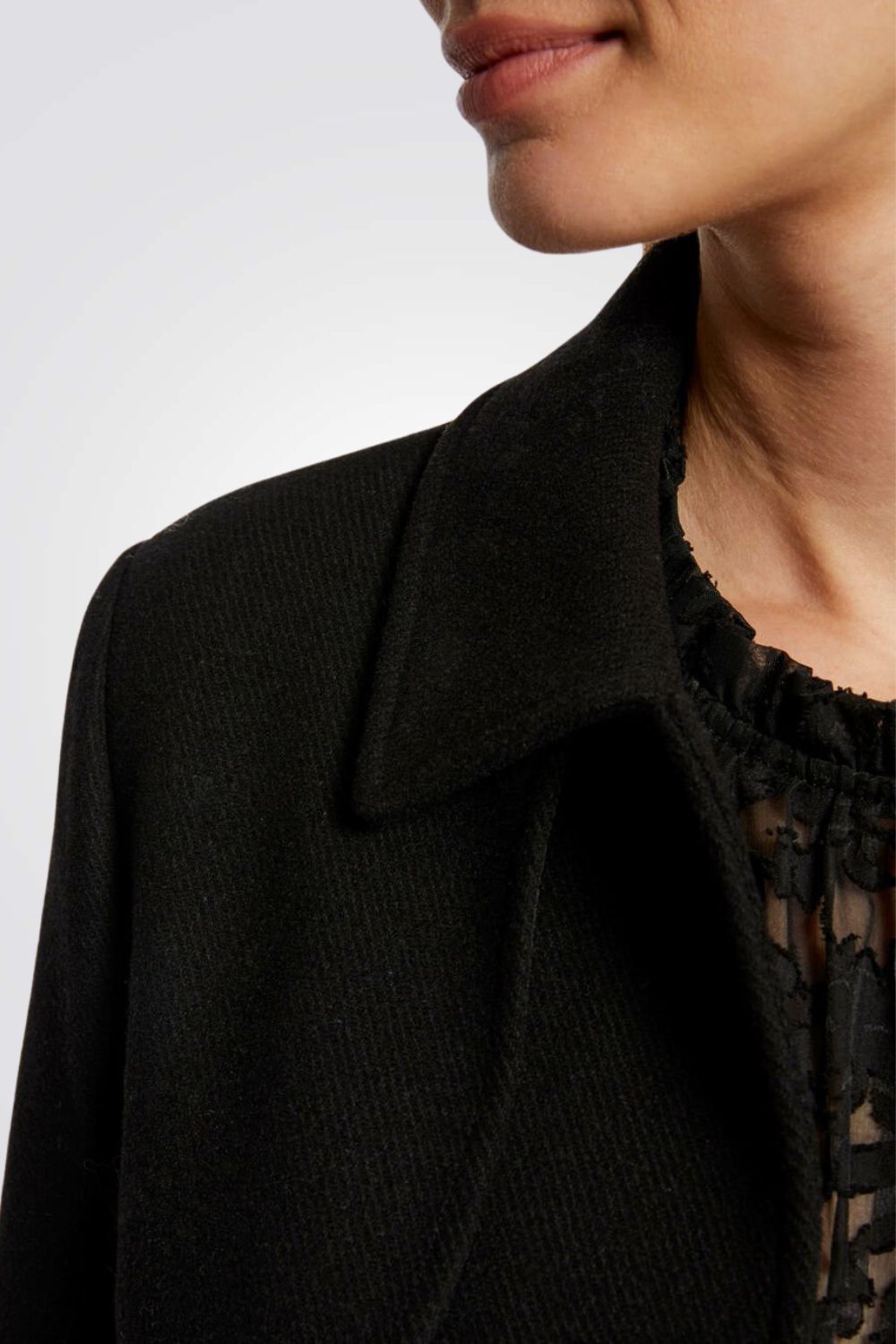 ג'קט כתפיות מרופדות בצבע שחור