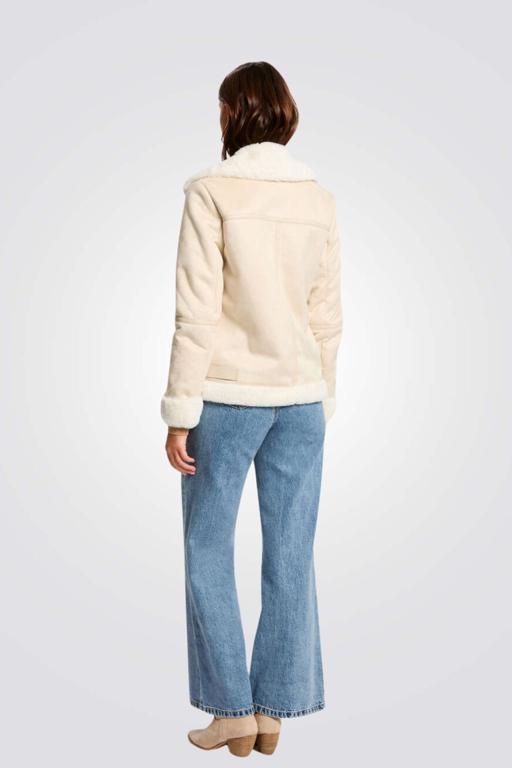 מעיל במראה זמש בצבע בז'