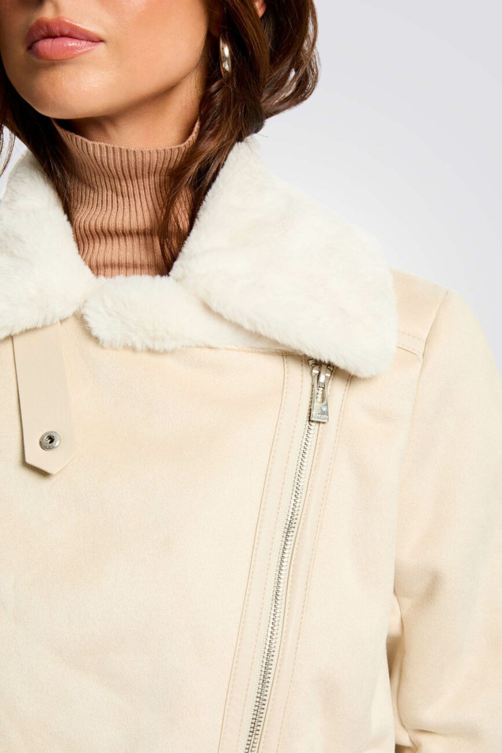 מעיל במראה זמש בצבע בז'