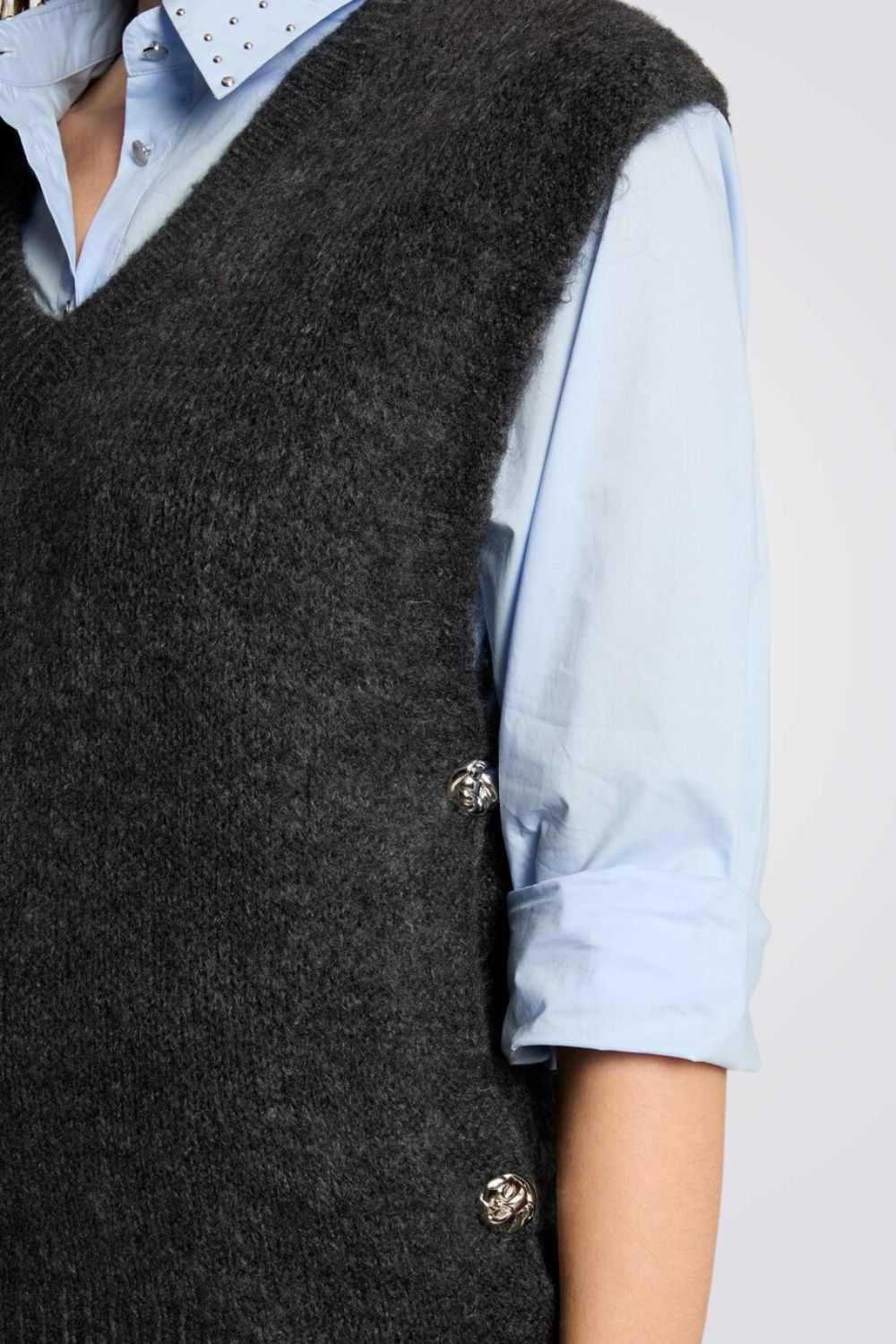 ווסט סריג בצבע אפור כהה