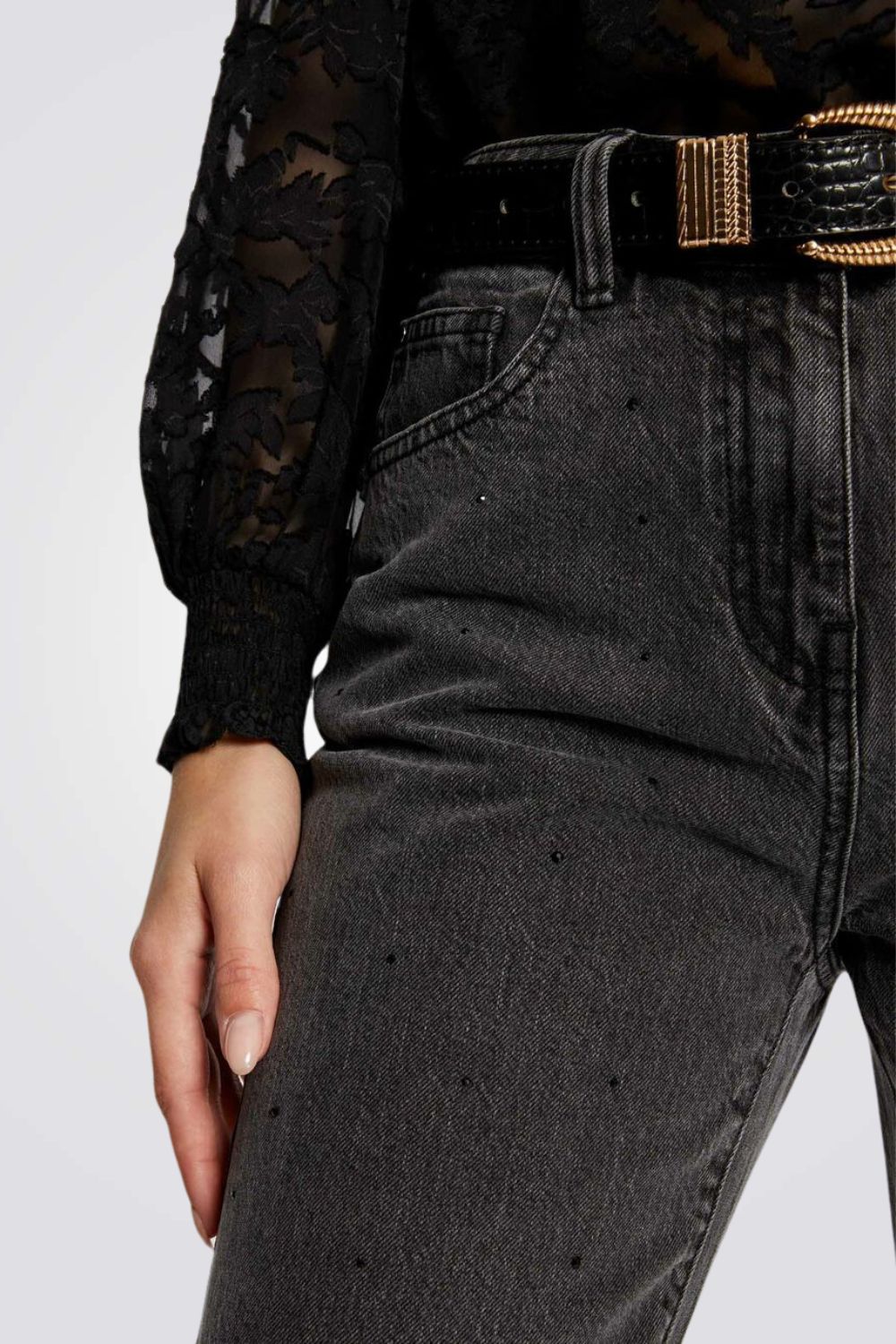 מכנסי ג'ינס גזרה ישרה עם עיטורים 