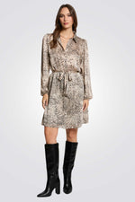 שמלה עם חגורת קשירה בהדפס מנומר