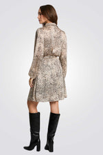 שמלה עם חגורת קשירה בהדפס מנומר