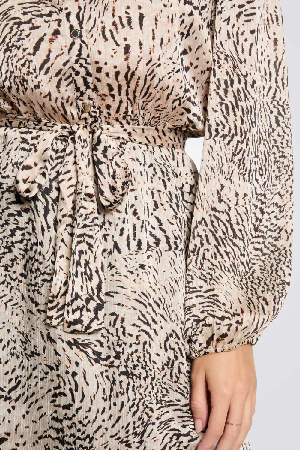 שמלה עם חגורת קשירה בהדפס מנומר