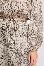 שמלה עם חגורת קשירה בהדפס מנומר