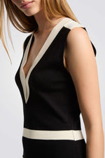 שמלת סריג קצרה בצבע שחור/אוף וויט