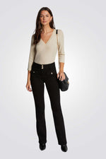 חולצה צווארון וי בצבע בז'