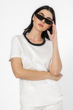 טישירט ניקי צווארון קונטרסטי בצבע לבן