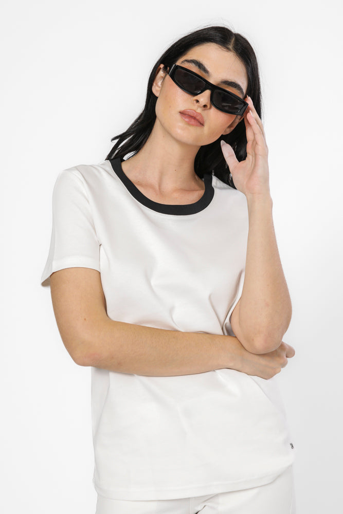 טישירט ניקי צווארון קונטרסטי בצבע לבן