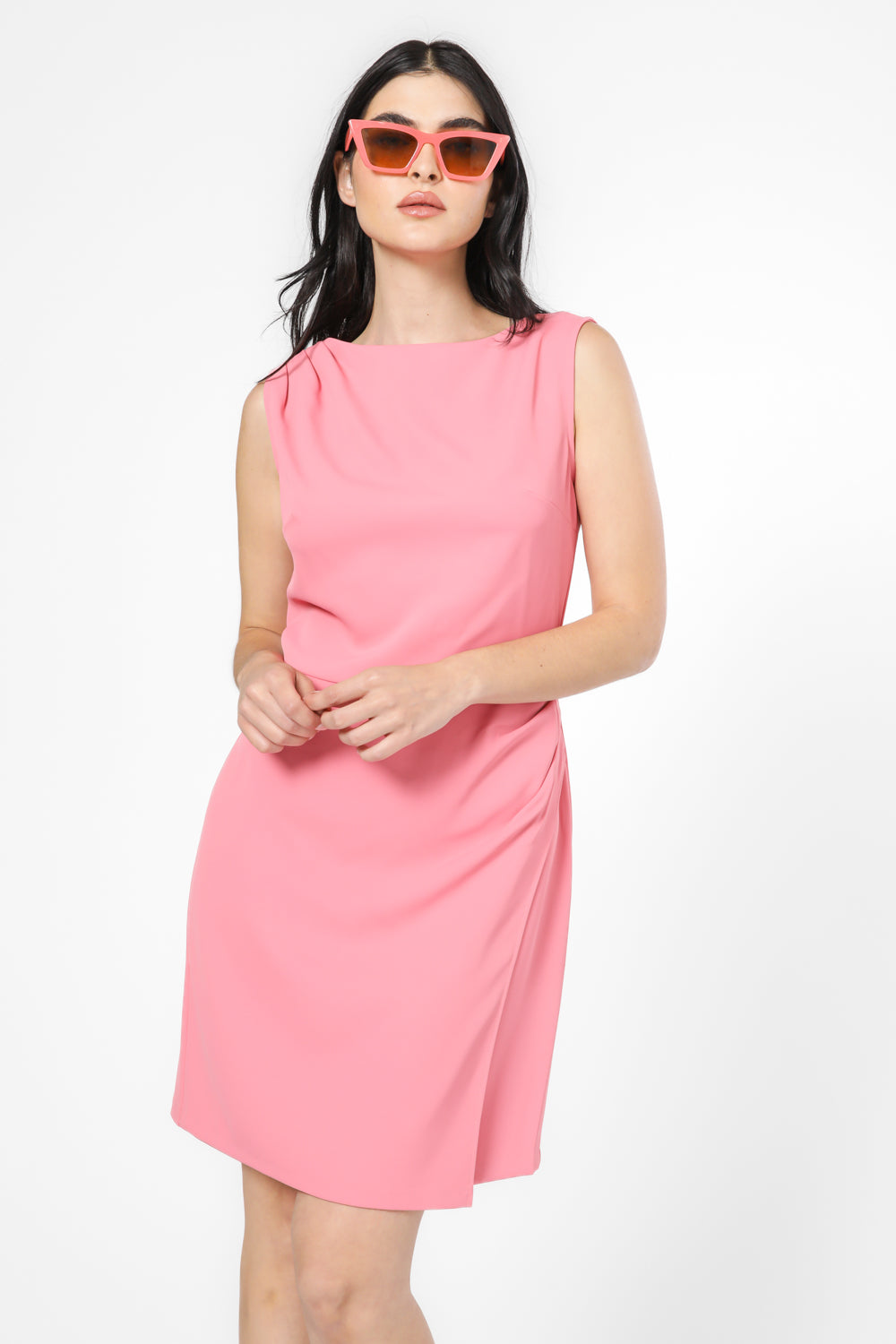 שמלה ללא שרוולים עם קפלים בצבע ורוד