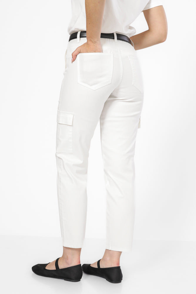 מכנס קרגו גיזרת סלים בצבע לבן