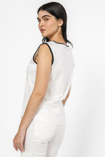 גופיה צווארון קונטרסטי בצבע לבן