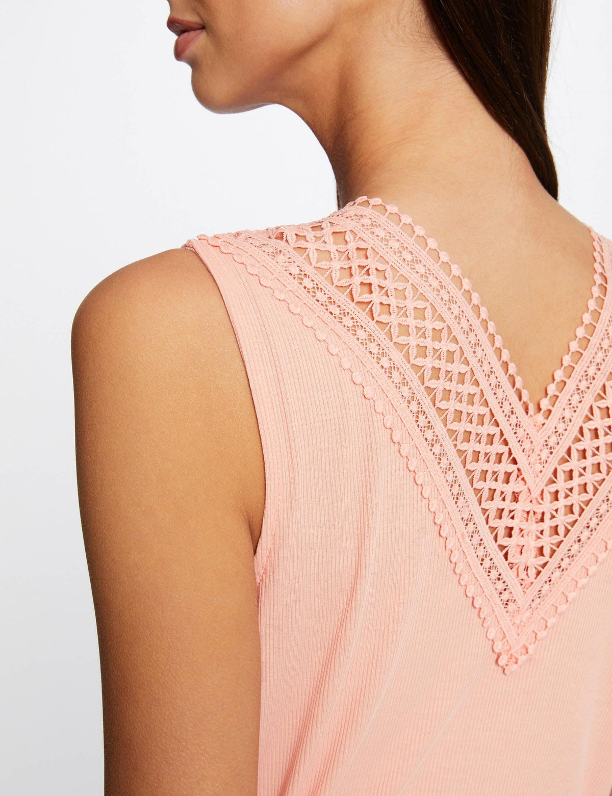 גופיה עם רצועות רחבות ועיטורים בצבע ורוד - MASHBIR//365