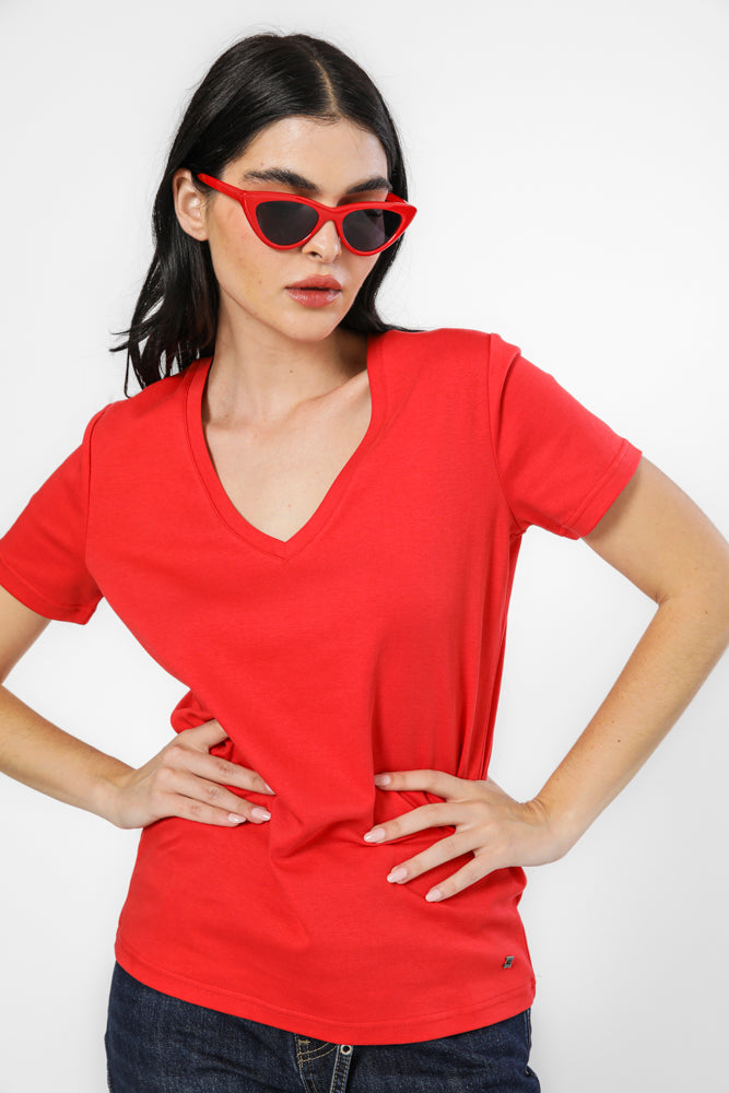 טישירט וי צוארון קונטרסטי בצבע אדום