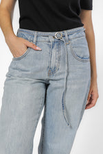 ג'ינס עם רגל רחבה וחגורה בצבע כחול בהיר