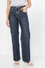 ג'ינס עם רגל רחבה וחגורה בצבע כחול כהה