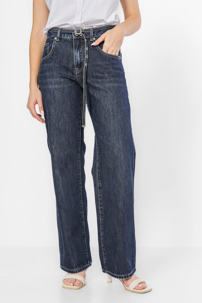 ג'ינס עם רגל רחבה וחגורה בצבע כחול כהה