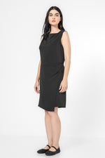 שמלה ללא שרוולים עם קפלים בצבע שחור