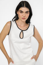 גופיה צווארון קונטרסטי בצבע לבן