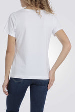 טישירט לנשים בצבע לבן עם רקמה 