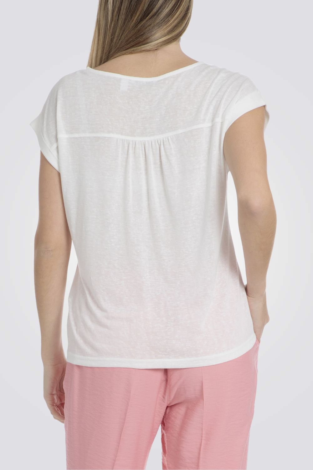 טישירט לנשים בצבע לבן עם הדפס פרחים 