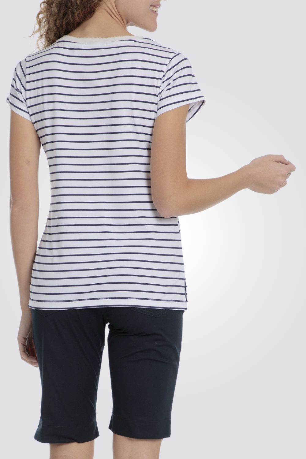 טישירט לנשים עם הדפס פרחוני ופסים