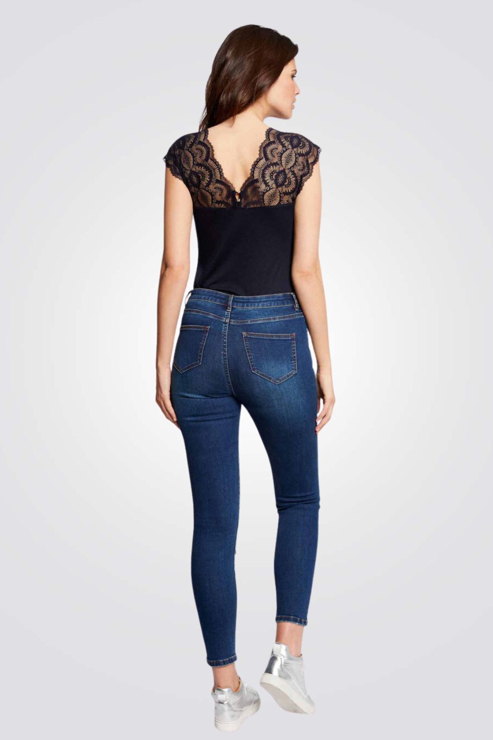 חולצת טריקו עם שרוולי תחרה בצבע נייבי