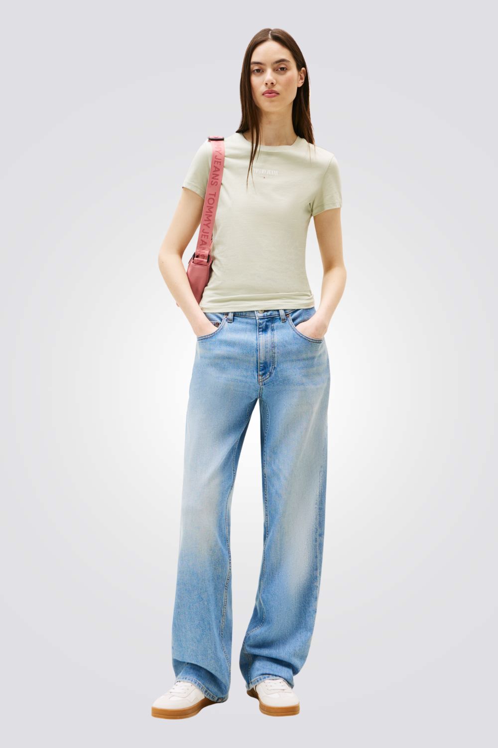 טישירט לנשים בצבע ירוק בהיר עם לוגו 
