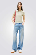 טישירט לנשים בצבע ירוק בהיר עם לוגו 
