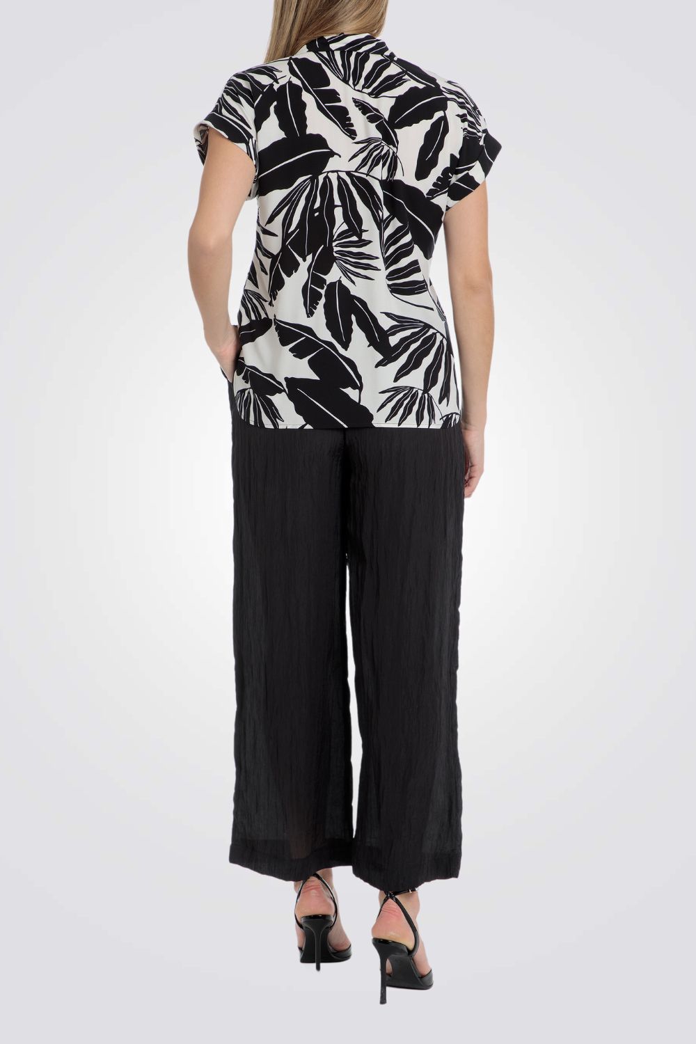 מכנסיים מתרחבים בצבע שחור