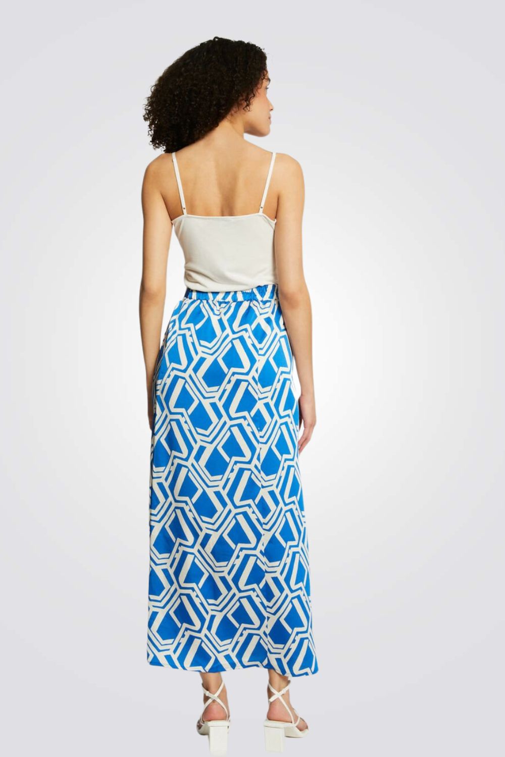 גופיה בצבע שנהב בשילוב תחרה