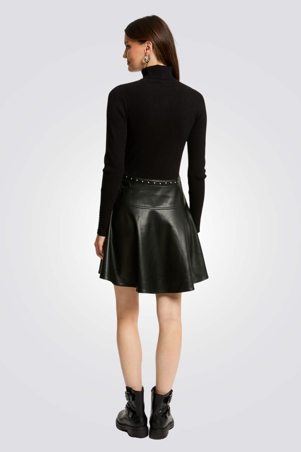 שמלה שחורה בשילוב דמוי עור וצווארון גבוה | מורגן 